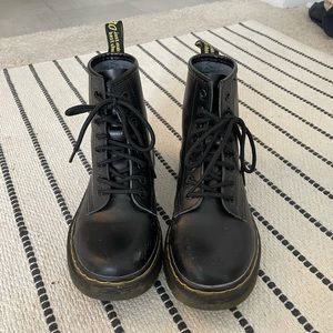 Womens leather black boots Size 6.5